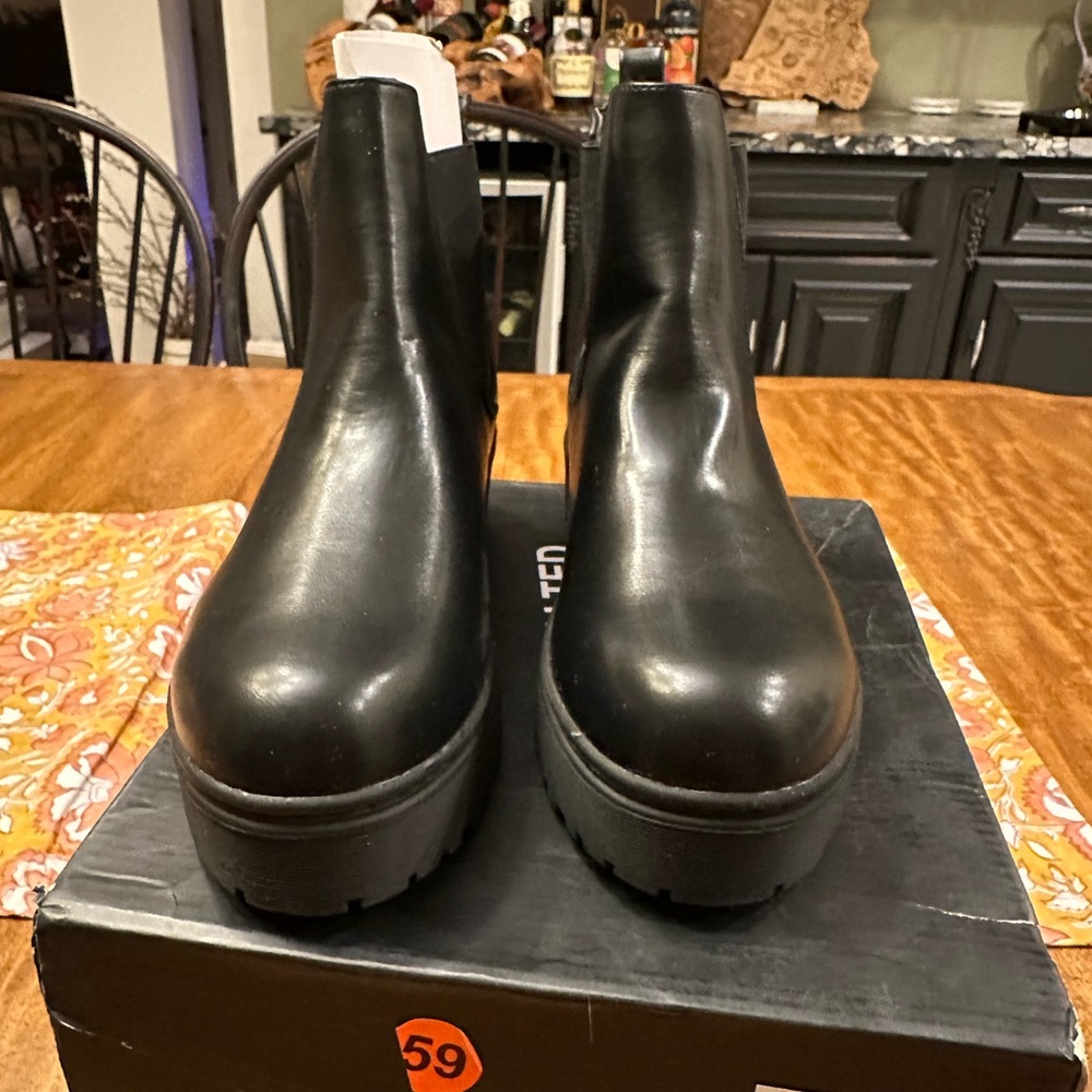 READY SALTED women’s Cleated Chunky Platform Slip On Fashion Ankle Chelsea Boots